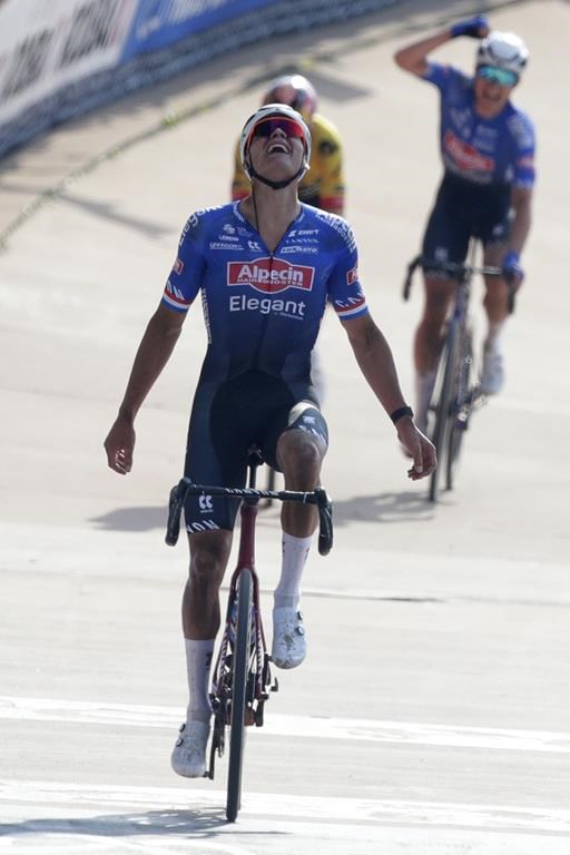 Cyclisme: Mathieu van der Poel gagne la course Paris-Roubaix pour la 1ère fois