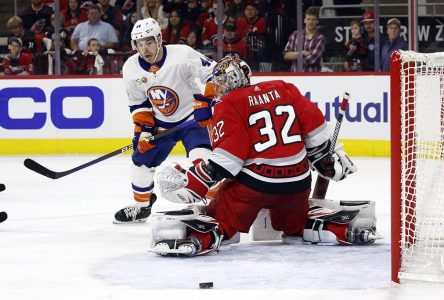 Les Hurricanes battent les Islanders et prennent les devants 1-0 dans la série