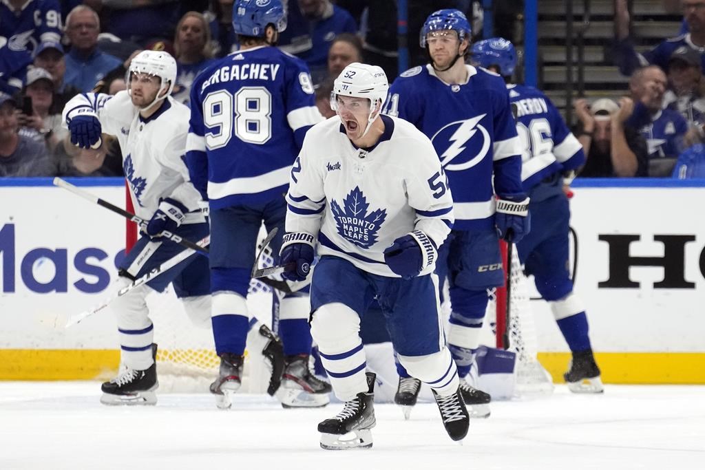 Les Maple Leafs marquent quatre buts de suite et l’emportent 5-4 en prolongation