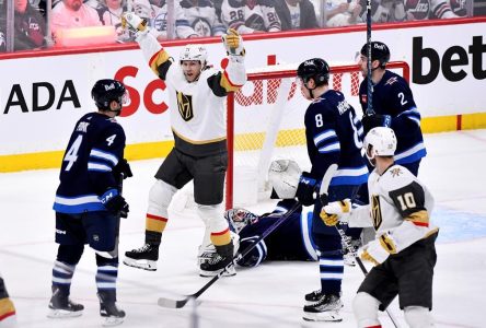 Les Golden Knights battent les Jets 4-2 et sont à une victoire de la qualification