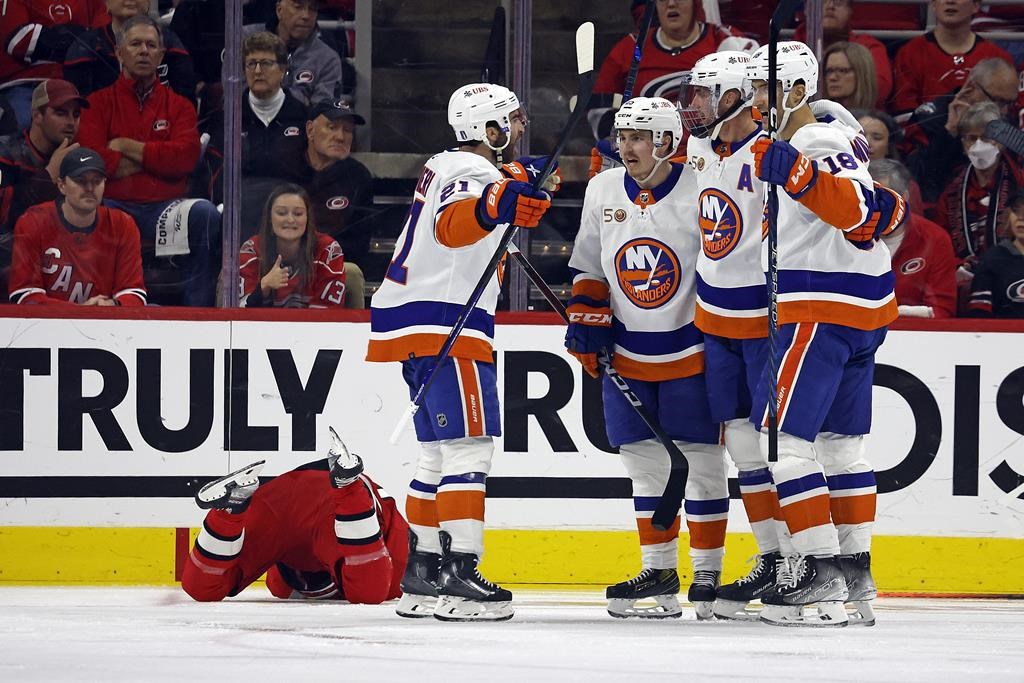 Les Islanders signent un gain de 3-2 sur les Hurricanes et évitent l’élimination