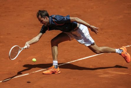 Alcaraz poursuit son parcours à Madrid; Medvedev et Rublev sont éliminés