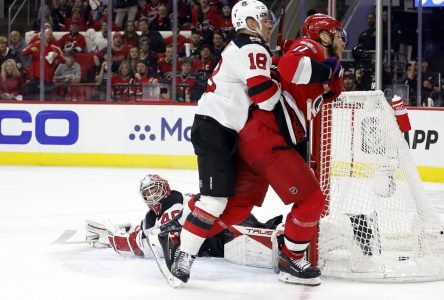 Jesperi Kotkaniemi sonne la charge et les Hurricanes écrasent les Devils 6-1