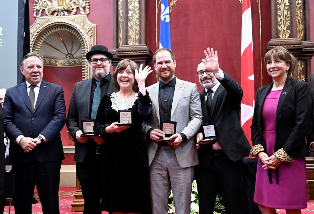 Sept lauréats, dont les Cowboys fringants, reçoivent la médaille d’honneur du Québec