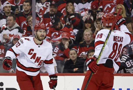 Victoire des Hurricanes, qui mènent la série 3-1 contre les Devils