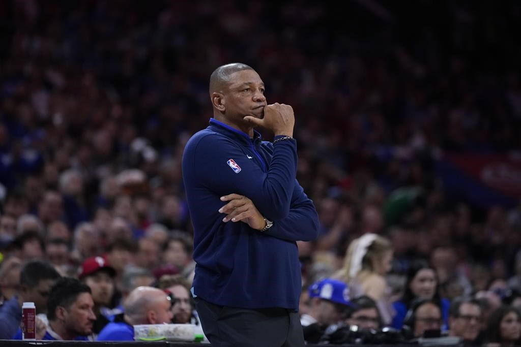 Les 76ers de Philadelphie congédient l’entraîneur-chef Doc Rivers après trois saisons