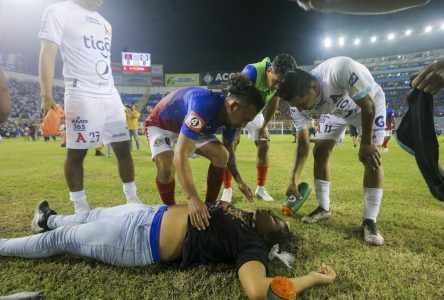 Au moins 9 morts dans une bousculade dans un stade de soccer au Salvador