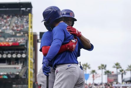 Hendricks accorde un premier coup sûr en 8e manche et les Cubs battent les Giants 4-0