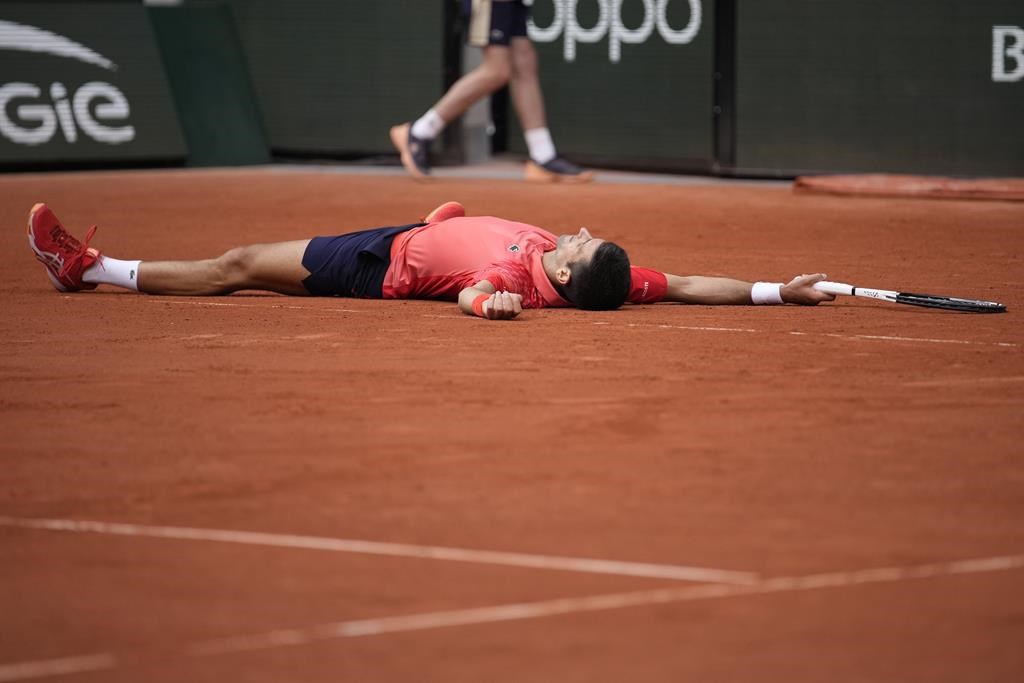 Djokovic gagne à Roland-Garros et fait l’histoire avec un 23e titre en Grand Chelem