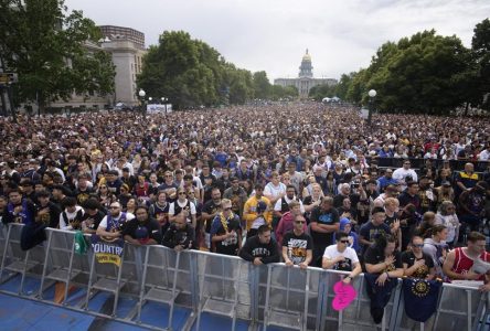 Les Nuggets célèbrent leur premier titre avec un défilé dans les rues de Denver