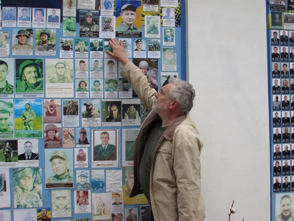 Le mur de la mémoire de l’Ukraine met l’accent sur un pays en guerre