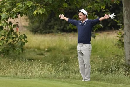 Rickie Fowler demeure au sommet par un coup à l’Omnium des États-Unis