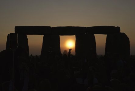 Stonehenge est pris d’assaut par 8000 personnes pour le solstice d’été