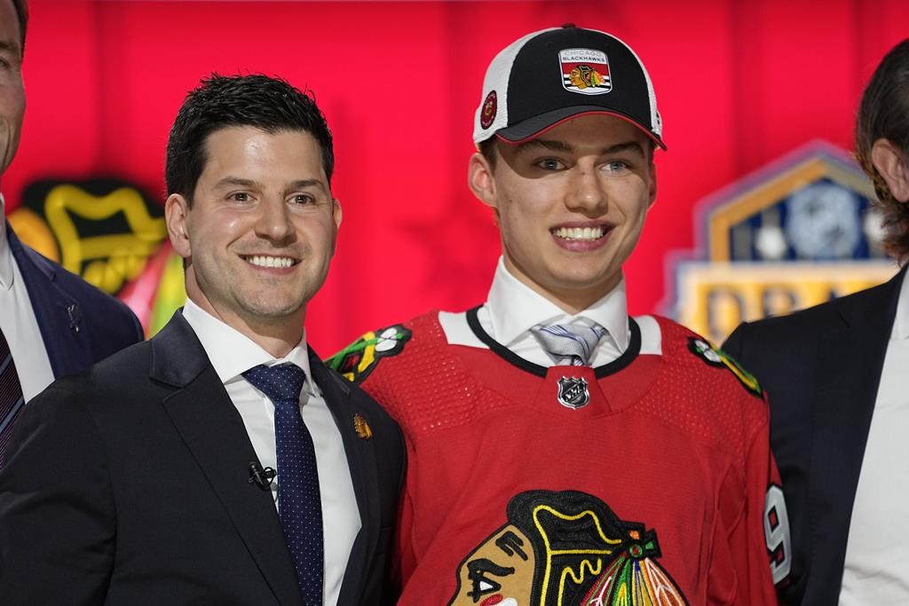 Les Blackhawks choisissent Connor Bedard au premier rang du repêchage