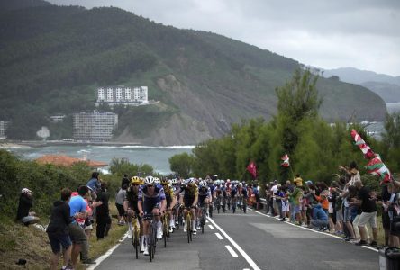 Adam Yates remporte la première étape du Tour de France; Woods termine cinquième