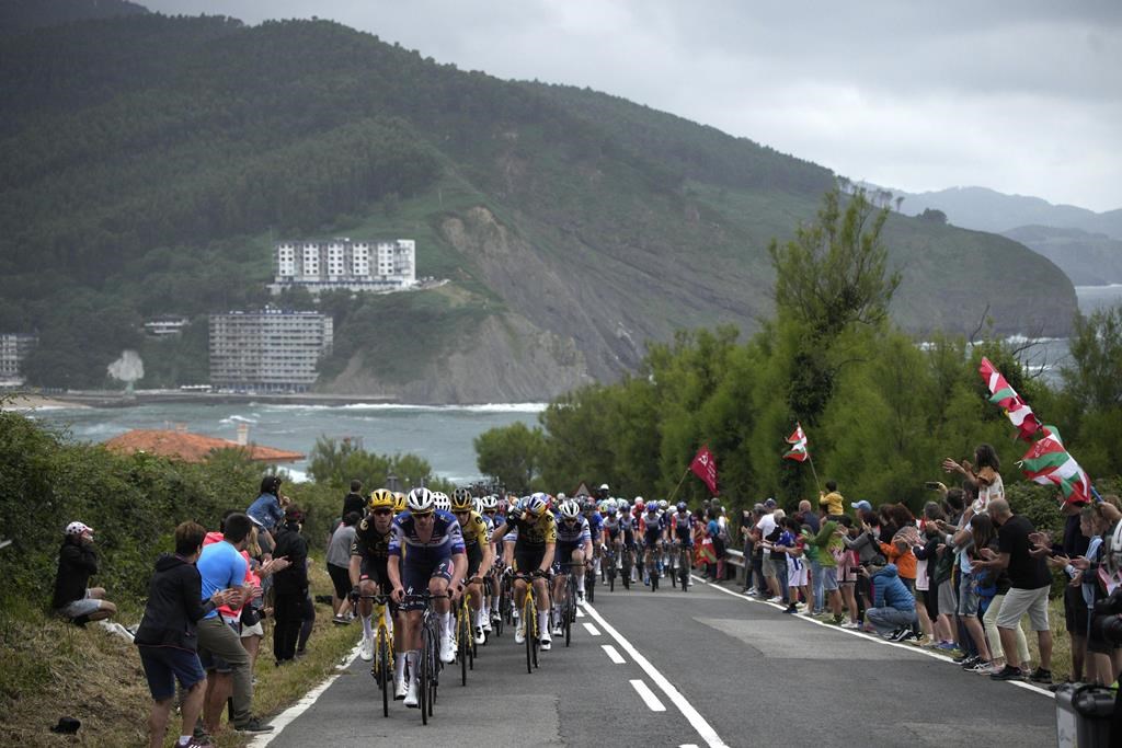 Adam Yates remporte la première étape du Tour de France; Woods termine cinquième