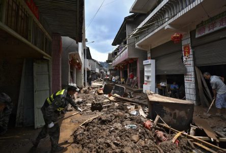 Les inondations délogent 10 000 personnes en Chine
