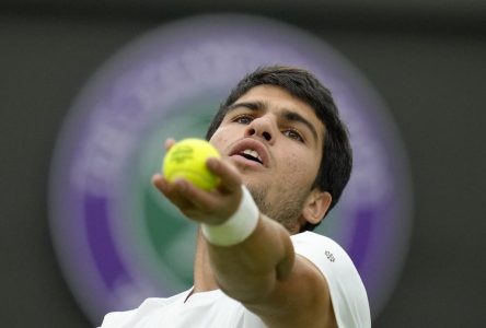 Alcaraz entame Wimbledon du bon pied, alors que la pluie continue de tomber