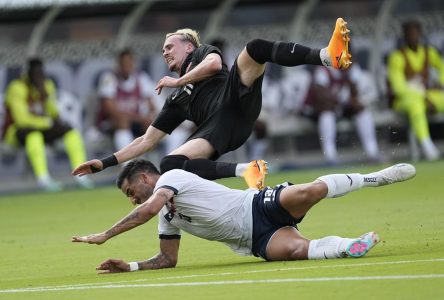 Le Canada bat Cuba 4-2 et se qualifie pour les quarts de finale de la Gold Cup