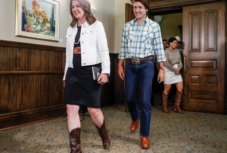 Justin Trudeau s’entretient brièvement avec la première ministre de l’Alberta