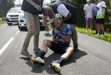 Le Britannique Mark Cavendish chute et voit son Tour de France prendre fin