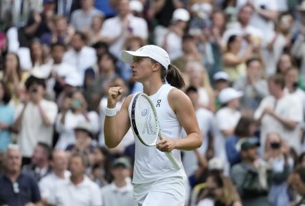 Swiatek élimine Bencic à Wimbledon, après avoir concédé la premier set