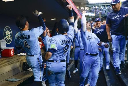 Hernandez permet aux Mariners de gagner 3-2 contre les Blue Jays