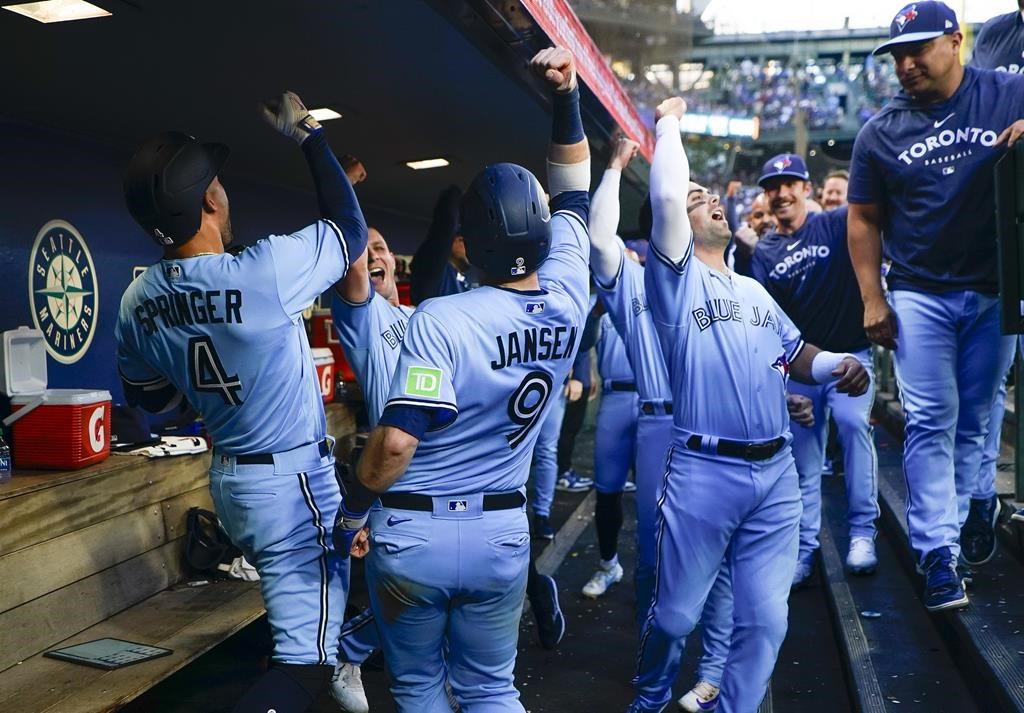 Hernandez permet aux Mariners de gagner 3-2 contre les Blue Jays