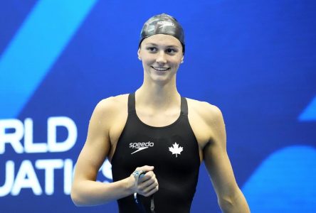 La Canadienne Summer McIntosh remporte le 200 m papillon aux Mondiaux aquatiques