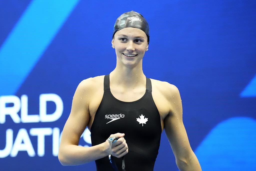 La Canadienne Summer McIntosh remporte le 200 m papillon aux Mondiaux aquatiques