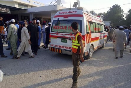 Une bombe explose lors d’un rassemblement politique au Pakistan: au moins 44 morts