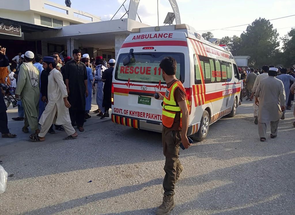 Une bombe explose lors d’un rassemblement politique au Pakistan: au moins 44 morts