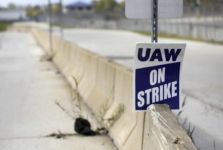 États-Unis: les travailleurs syndiqués de Mack Trucks entament une grève lundi matin