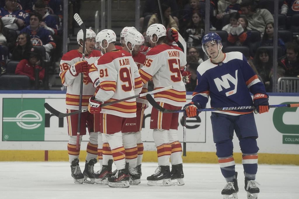 Un premier tour du chapeau pour Weegar, les Flames défont les Islanders 5-2