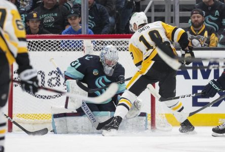 Un 1er blanchissage pour Grubauer cette saison, le Kraken défait les Penguins 2-0