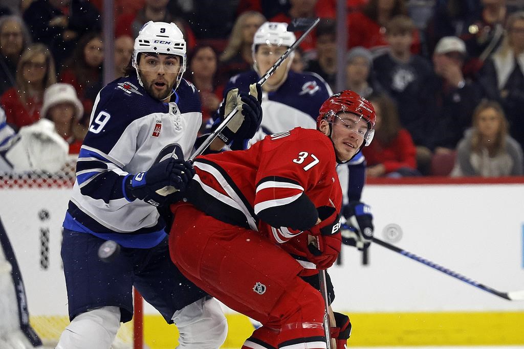 Sean Monahan fait la différence pour les Jets, qui défont les Hurricanes 5-3