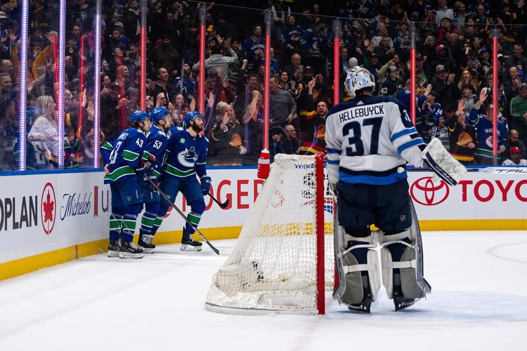 Les Canucks gagnent 5-0 contre les Jets, mais perdent Demko