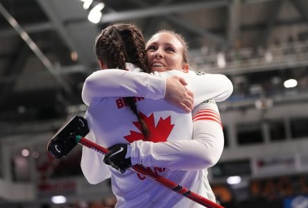 Deux autres victoires pour Rachel Homan, toujours invaincue au Mondial de curling