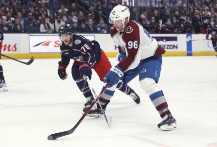 Tarasov bloque 46 tirs dans un gain de 4-1 des Blue Jackets contre l’Avalanche