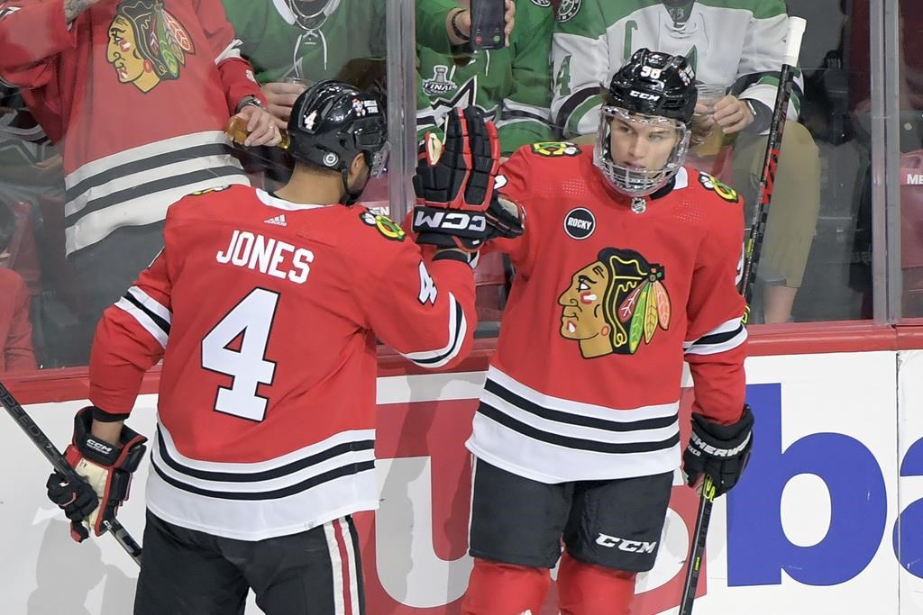 Un 22e but pour Connor Bedard des Blackhawks, qui l’emportent 3-2 contre Dallas