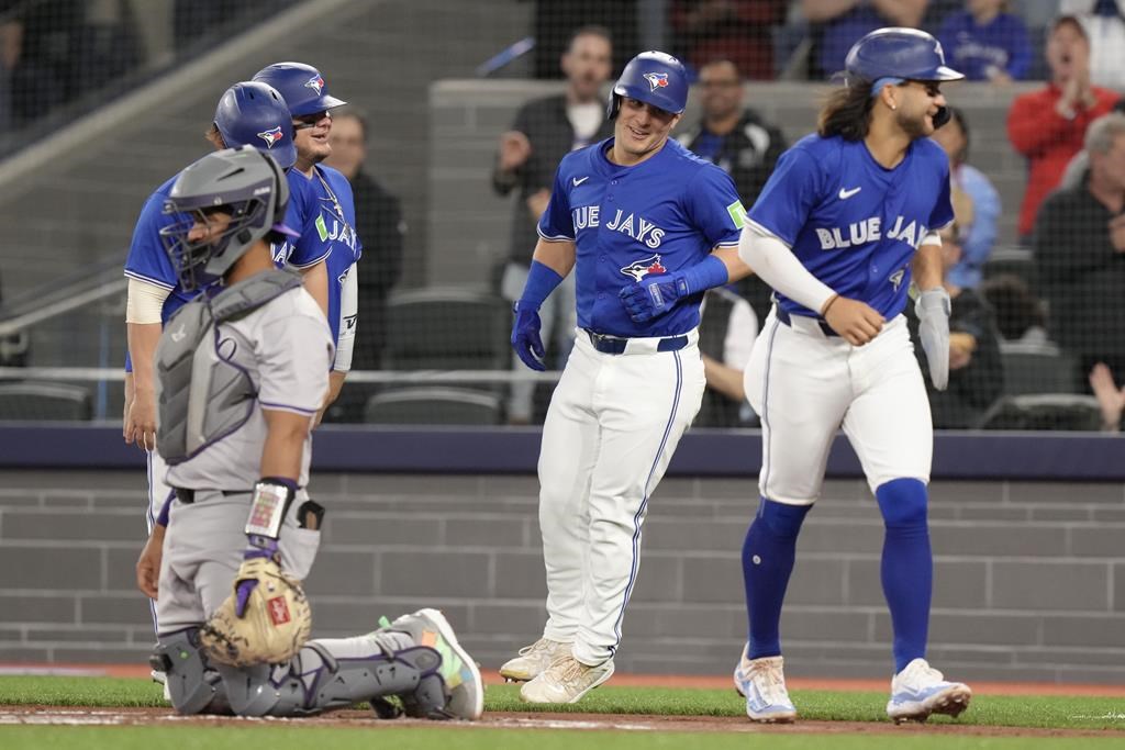 Daulton Varsho frappe un grand chelem et les Blue Jays battent les Rockies 5-3