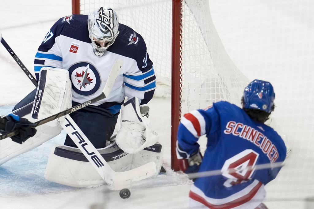 Hellebuyck et Demko font partie des finalistes pour l’obtention du trophée Vézina