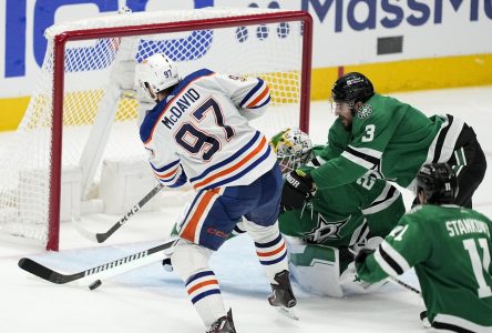 Connor McDavid et les Oilers remportent le 1er match 3-2 contre les Stars