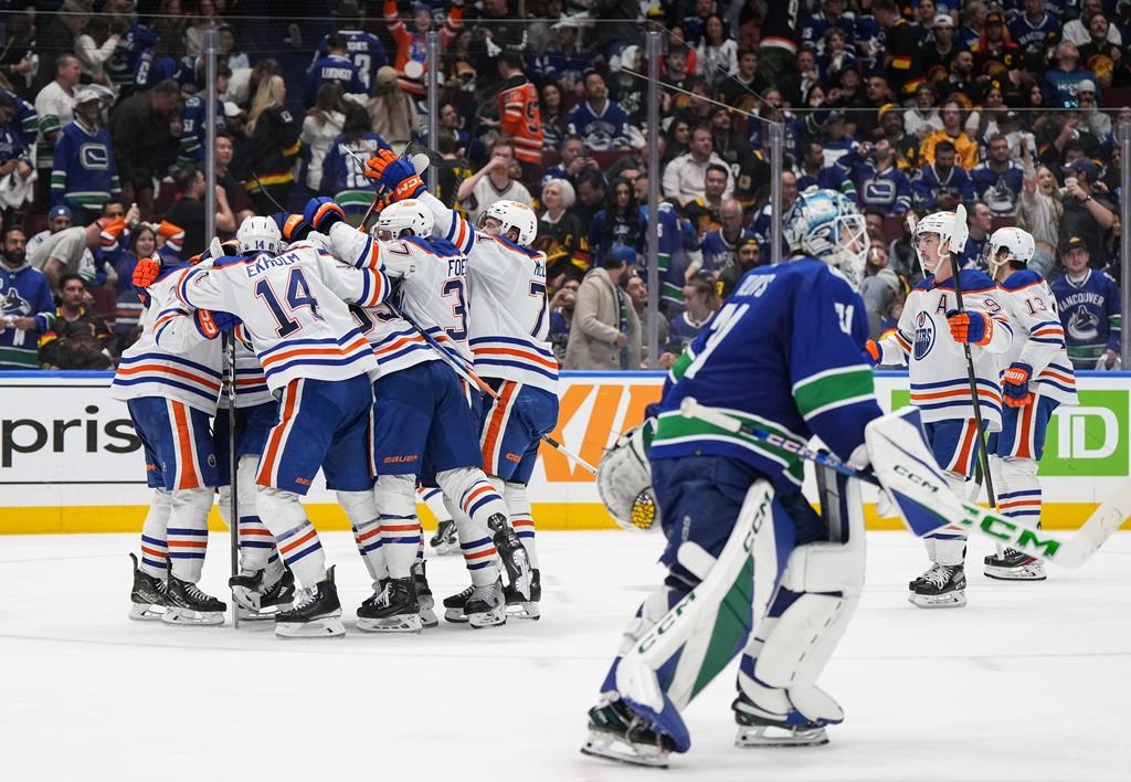 Les Oilers défont les Canucks 4-3 en surtemps et créent l’égalité 1-1 dans la série