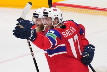 Les Kazakhs débutent le tournoi avec un gain de 3-1 contre la France