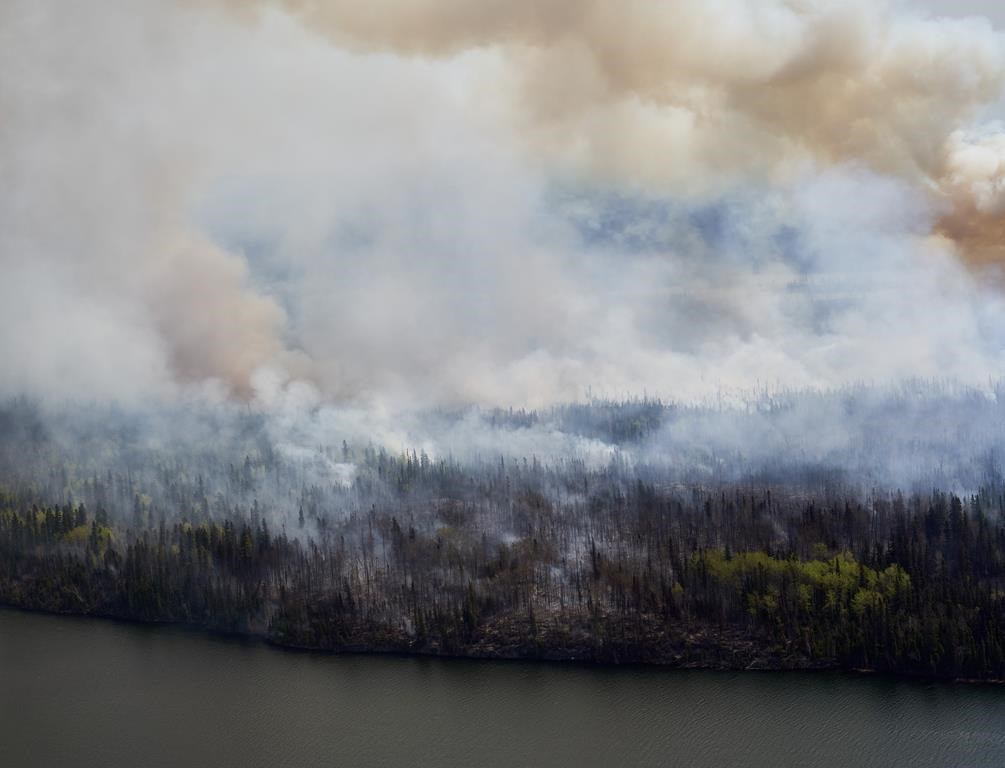 Des milliers de personnes ont été évacuées dans l’Ouest canadien en raison des feux