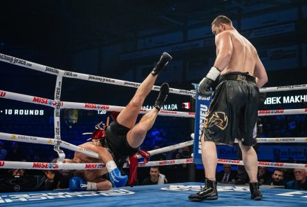 Arslanbek Makhmudov retrouve le chemin de la victoire de façon expéditive