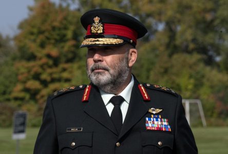 Un ancien officier militaire de haut rang poursuit le gouvernement et l’armée