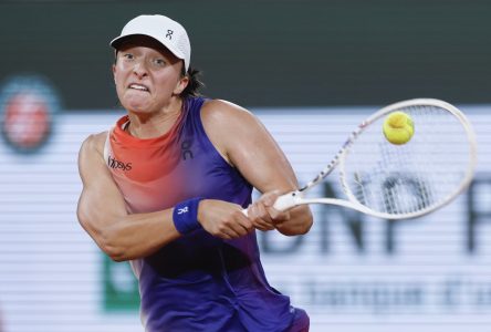 Swiatek évite une balle de match et évince Osaka au 2e tour à Roland-Garros