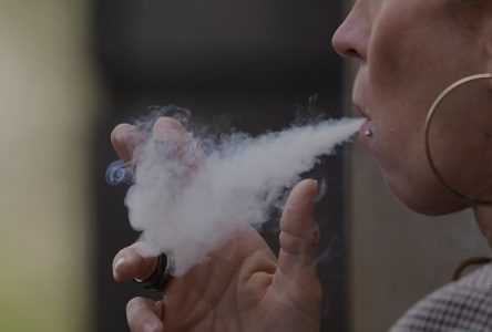 Données de l’ISQ: les Québécois fument moins la cigarette, mais vapotent plus